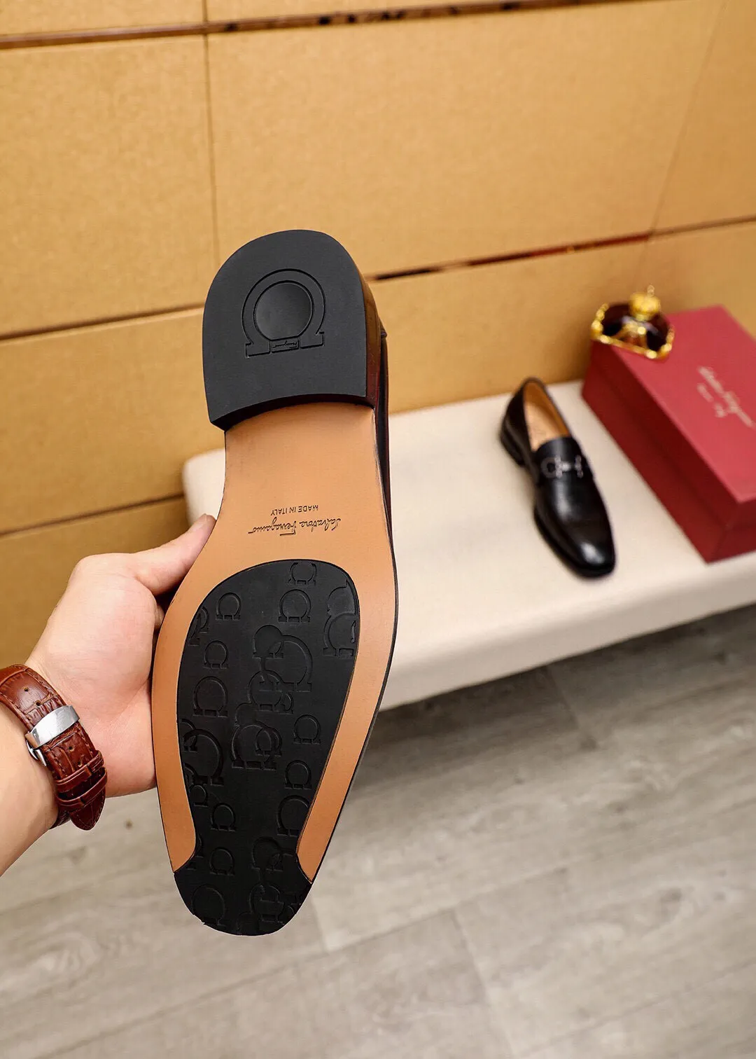 Men's shoes 💰460 💐 Product trademark: Ferragamo "Ferragamo" casual leather shoes Regular size: 38-44 (45.46.47🉑️Customized) Product materials: Selected imported first-layer calfskin embossed upper + luxury hardware buckle, imported water-dyed cow leather lining. Strong three-dimensional visual effect, original outsole color: 2 colors available